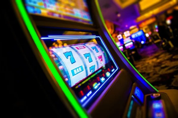 Roulette table with live dealer on toped